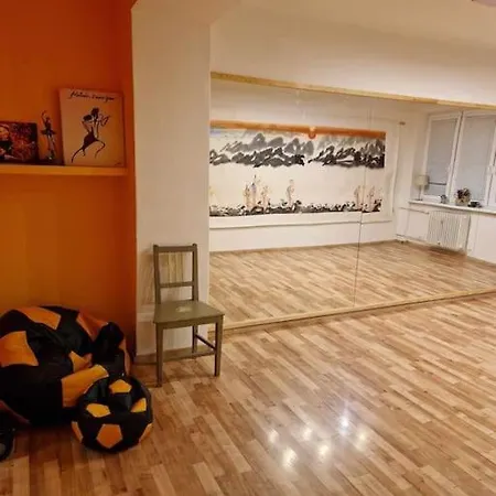 Apartment Melinda's Dance Space- Dance Club In